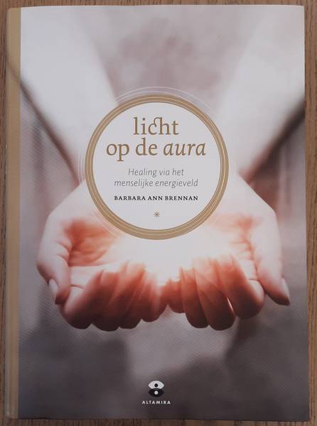 BRENNAN, BARBARA ANN. - Licht op de Aura, Healing via het menselijk energieveld. Een Werkboek.