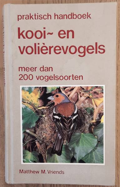 VRIENDS, MATTHEW M. - Praktisch handboek kooi- en volirevogels, meer dan 200 vogelsoorten