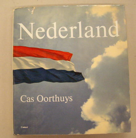 OORTHUYS, CAS. - Nederland. Tussen verleden en toekomst.