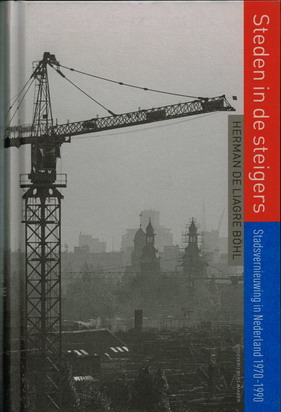LIAGRE BHL, HERMAN DE. - Steden in de steigers. Stadsvernieuwing in Nederland 1970-1990. isbn 9789035138759